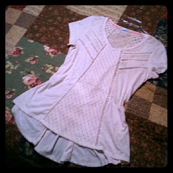 Maurices Tops - Off white cream lace cutout button back top sz M
