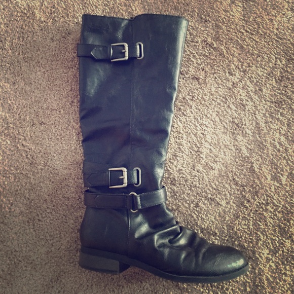 Black knee high riding boots.