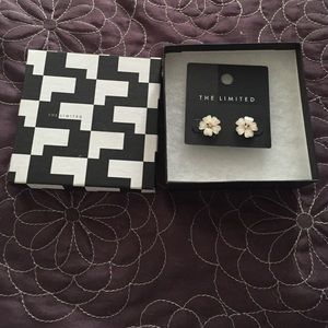 The limited flower earrings