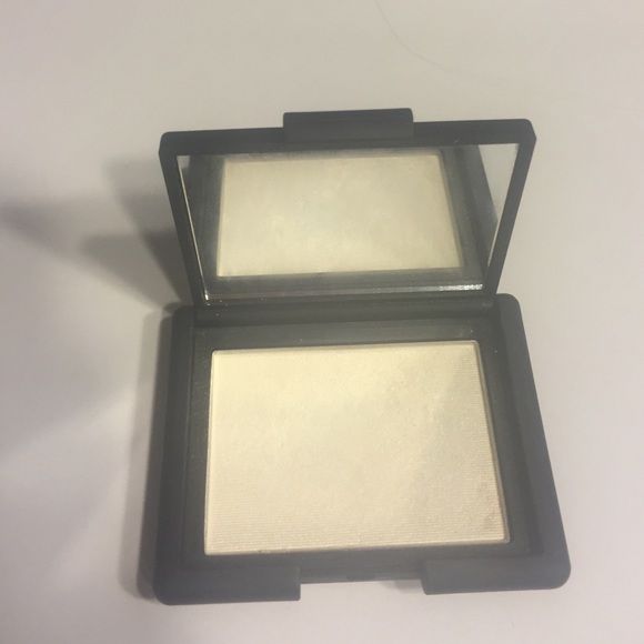 NARS highlighting blush in Albatross