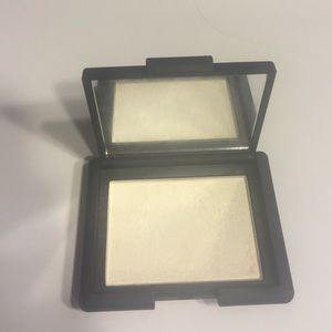 NARS highlighting blush in Albatross
