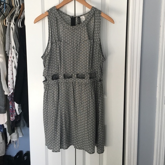 Triangle print cut out mini dress!