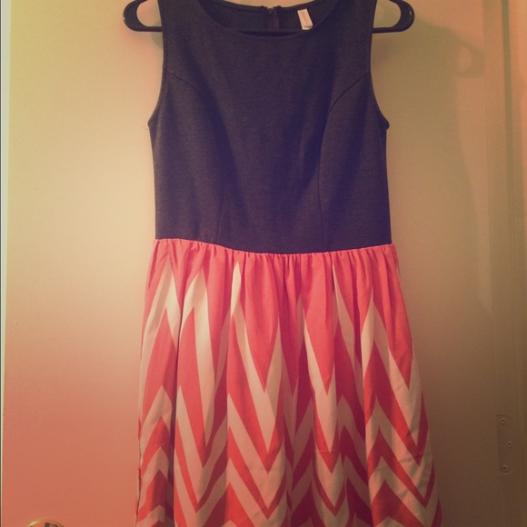 Xhiliration Sleeveless Chevron Dress