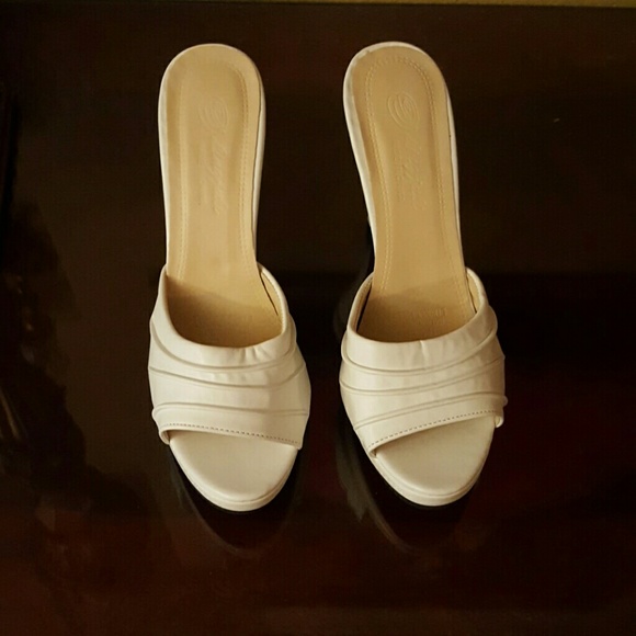 White Heels new, not to high very comfortable!!
