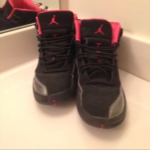 Size 6 Color: Black, gray, siren red Brand: Jordan