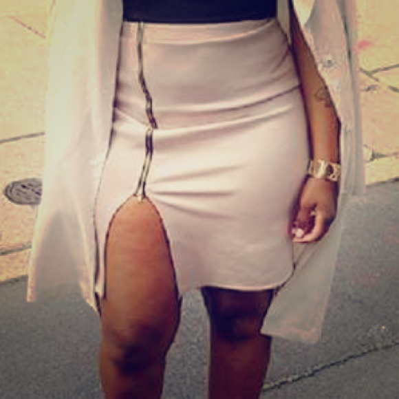 Host Pick 5/7/17 🎉🎉 Skirt with Zipper and split