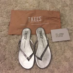 NWT Designer Tkees Silver Flip-Flops