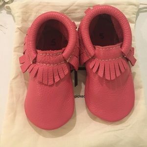 New Freshly Picked Moccs, size 5