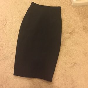 Knee-length pencil skirt with slit