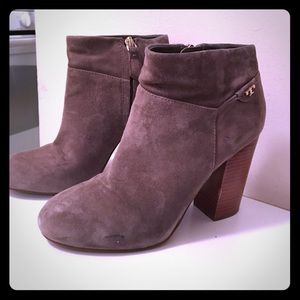 Tory burch booties in amazing condition. Size 8