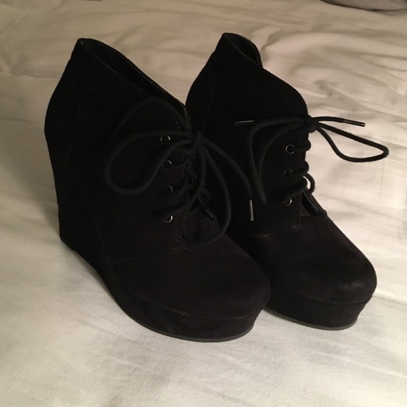 black wedges