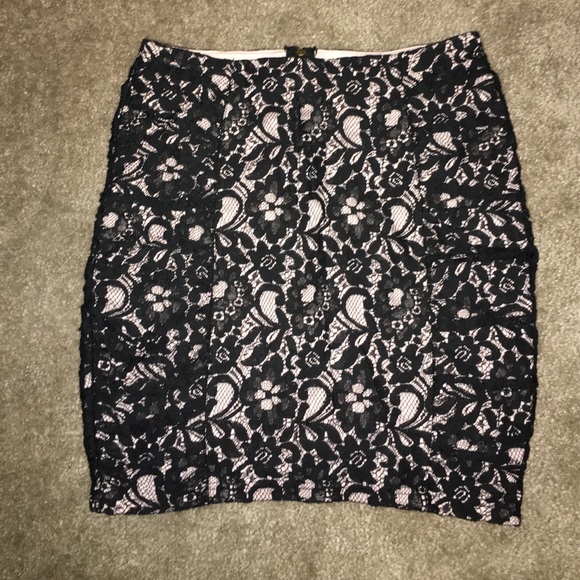 Black lace pencil skirt with light pink underlay - Picture 1 of 3