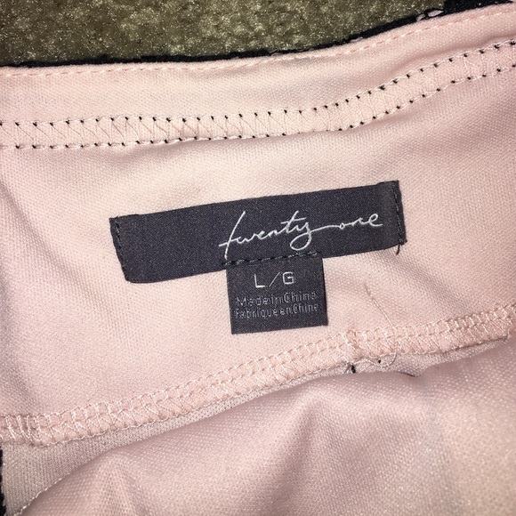 Black lace pencil skirt with light pink underlay - Picture 2 of 3