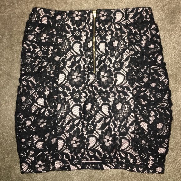 Black lace pencil skirt with light pink underlay - Picture 3 of 3