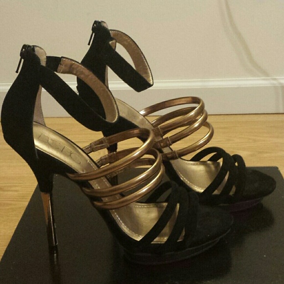 BCBG black and gold strappy heels - Picture 4 of 4