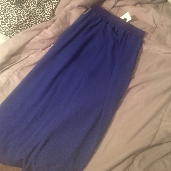 Skirt with splits