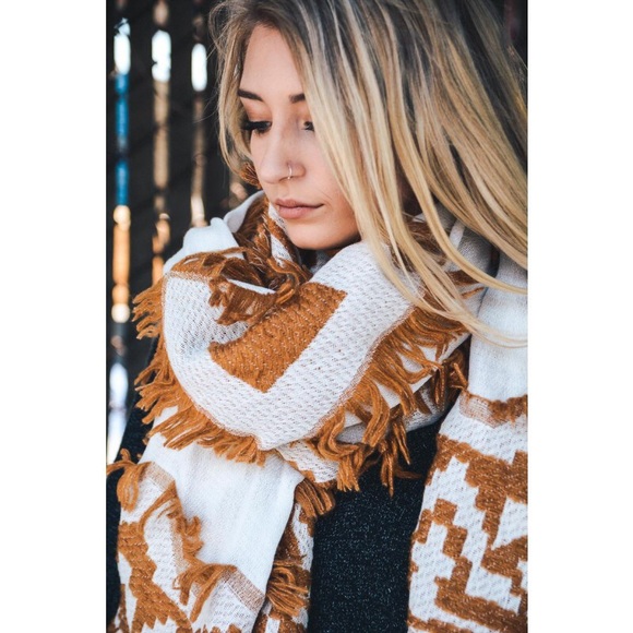 🌟ONLY 1 LEFT🌟Bohemian Frayed Edge Blanket Scarf - Picture 2 of 4