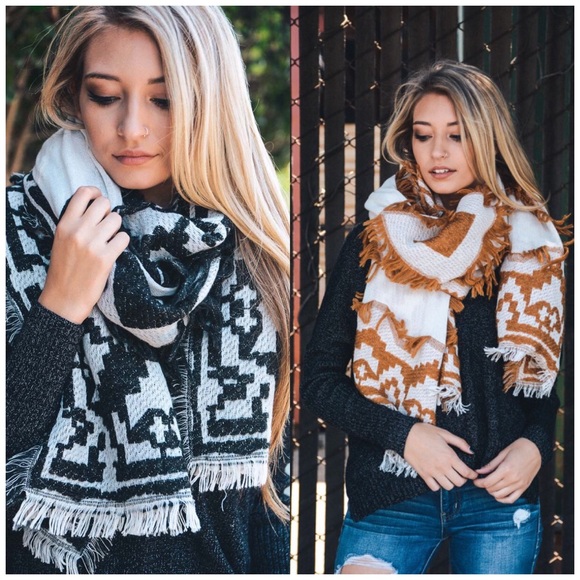 🌟ONLY 1 LEFT🌟Bohemian Frayed Edge Blanket Scarf - Picture 4 of 4