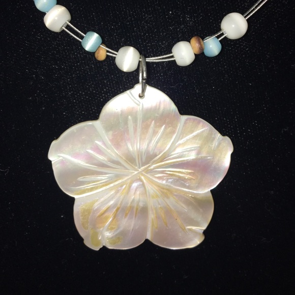 Mother of pearl shell necklace and earring set - Picture 2 of 2