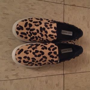 Steve Madden Slip on skippies