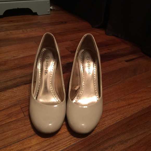 Hardly worn nude heels 🙏🏻❤️ - Picture 3 of 3