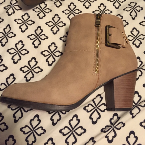 Size 9 1/2 adorable booties!