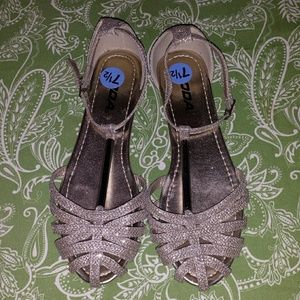Soda Womens Gold Glitter Flats Sandals size 7.5