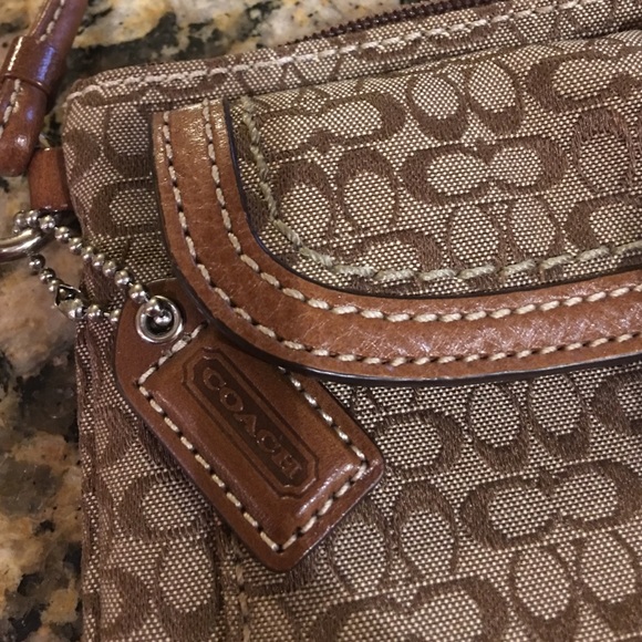 New coach wristlet - Picture 2 of 2