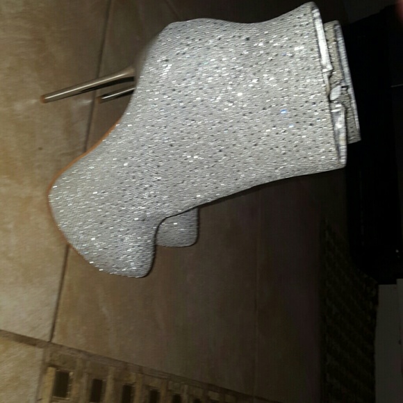 Silver shinny boots brand new ..