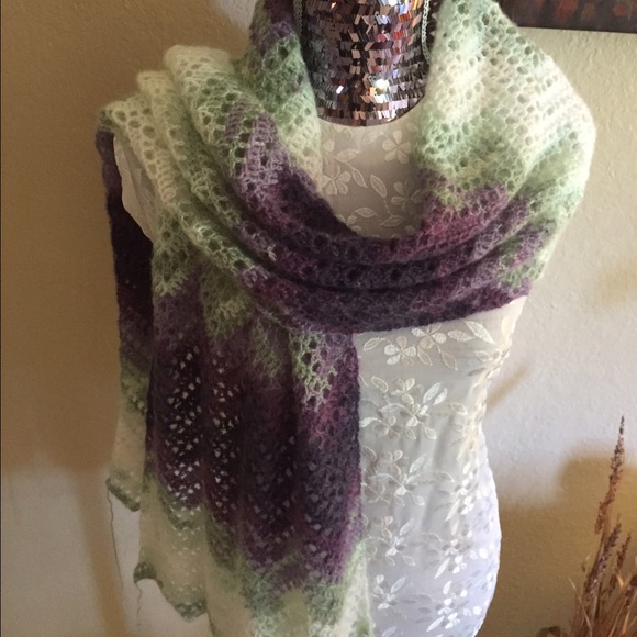 Crocheted scarf - Picture 3 of 4