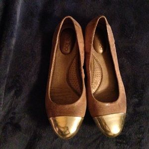 Me Too beige & gold flats with insole padding