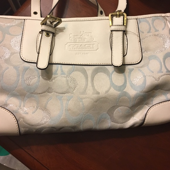 Medium sized coach purse. Include wristlet too