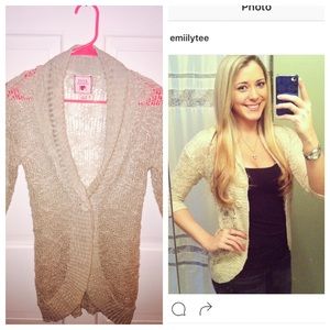 Light sweater with quarter length sleeves