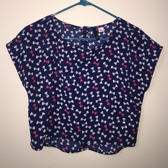 Box top blouse with white and pink bows! 🎀