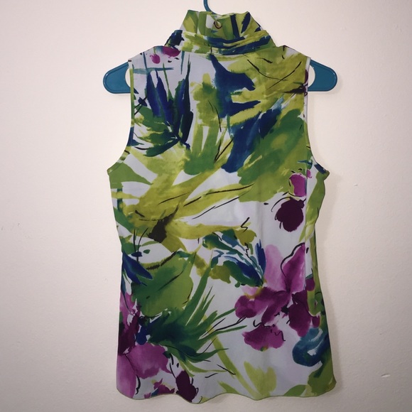 Sleeveless floral blouse with ruffles! - Picture 2 of 3