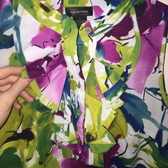 Sleeveless floral blouse with ruffles! - Picture 3 of 3