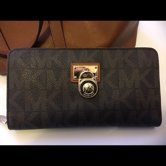 Michael Kors leather wallet w/locket