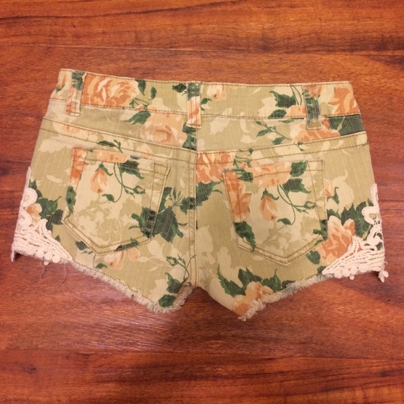Floral Shorts - Picture 3 of 3