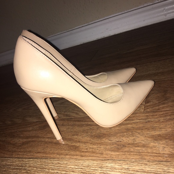 LIKE NEW NUDE HIGH HEELS