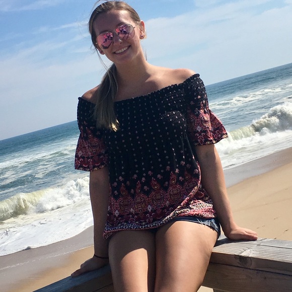 Meet your Posher, Alyssa - Picture 2 of 7