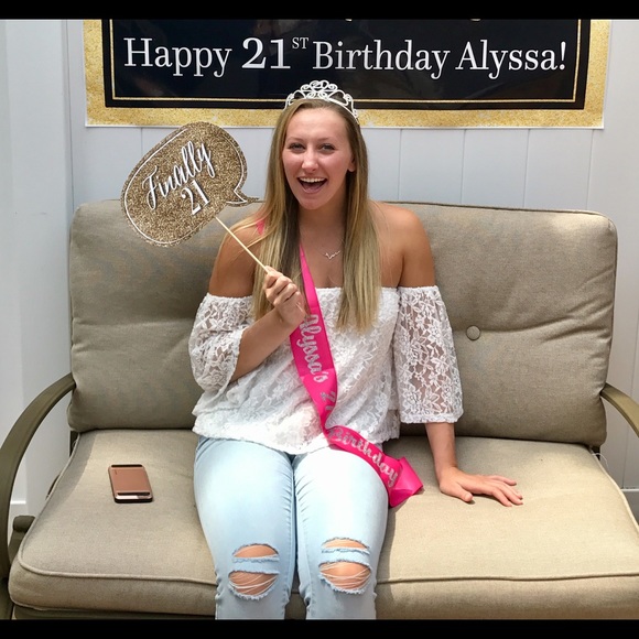 Meet your Posher, Alyssa - Picture 6 of 7