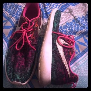 Nike Roshe women pink palm trees