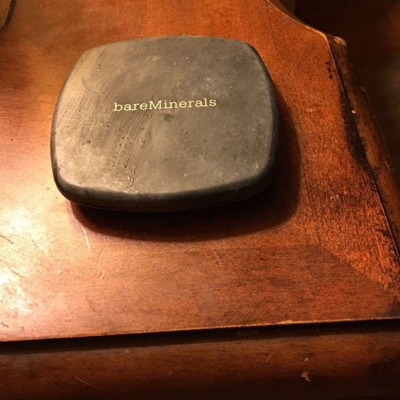 Bare minerals powder