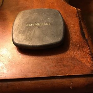 Bare minerals powder