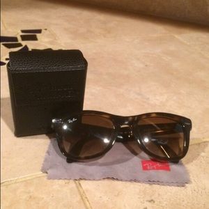 Ray Ban Wayfarer Folding Sunglasses!!
