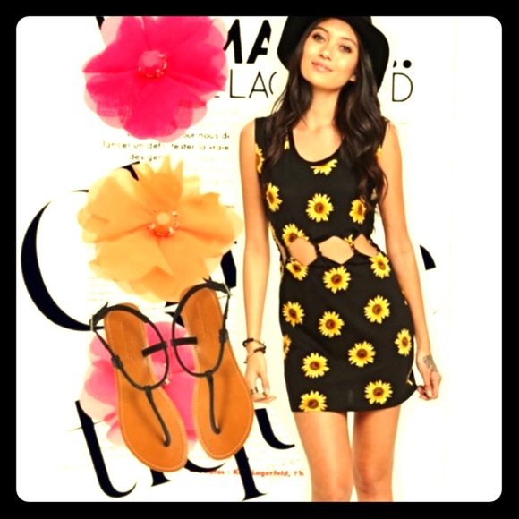 Kendall & Kylie Sunflower Cutout Dress🌻