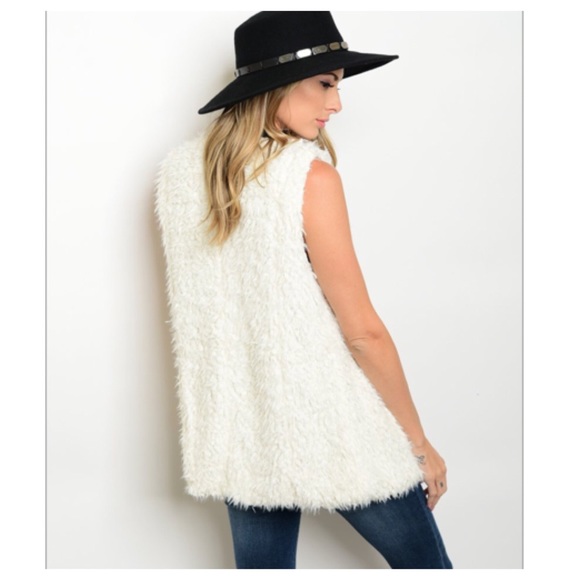 🚨LAST ONE🚨IVORY FAUX FUR VEST - Picture 2 of 2