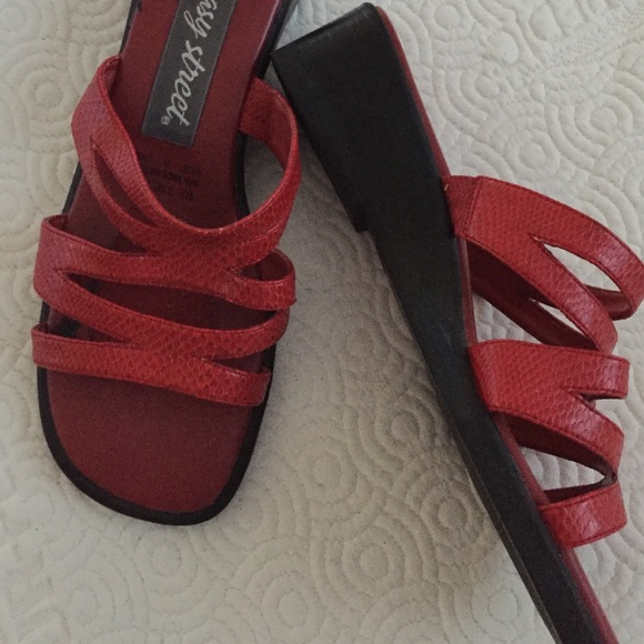 Red sandel - Picture 2 of 3