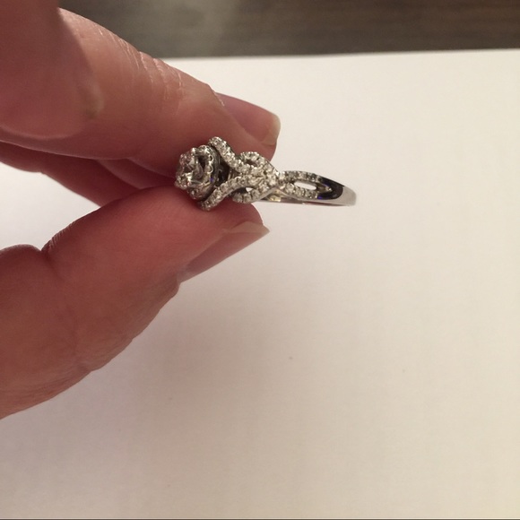 Engagement ring - Picture 3 of 4