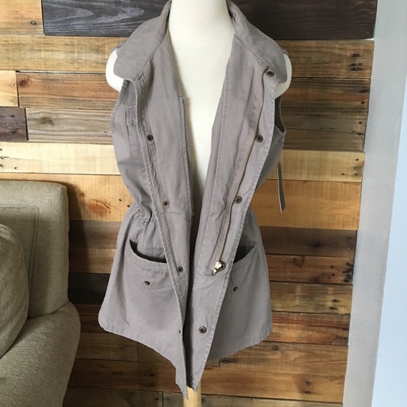 BNWT Khaki utility vest.